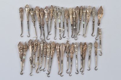 Lot 586 - A collection of small silver handled button or glove hooks