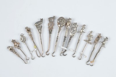 Lot 595 - A collection of novelty silver handled button hooks and loop