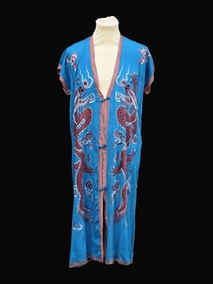 Lot 607 - A vintage Chinese silk Kimono