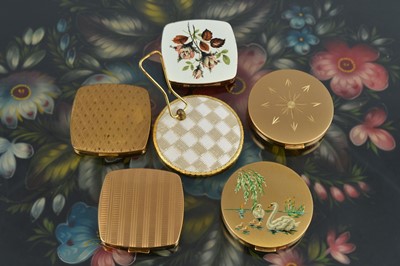 Lot 631 - Six 1950s gilt metal Regent compacts and handbag accessories