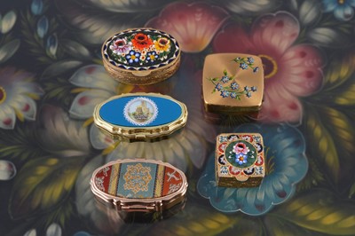 Lot 655 - Five vintage pill boxes