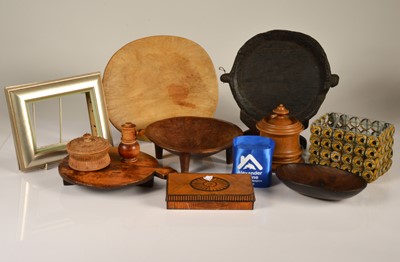 Lot 193 - A collection of treen items