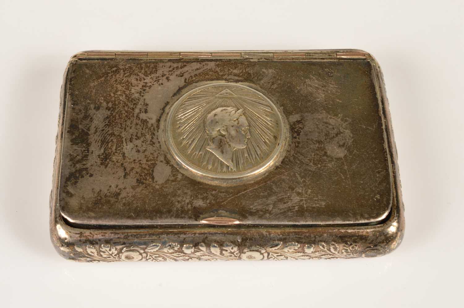 Lot 46 - An Early 19th Century German (?) silver snuff box inset with the Russian Alexander I medal for the "1814 Fall of Paris"