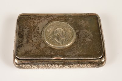 Lot 46 - An Early 19th Century German (?) silver snuff box inset with the Russian Alexander I medal for the "1814 Fall of Paris"