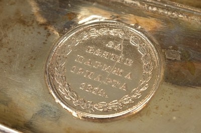 Lot 46 - An Early 19th Century German (?) silver snuff box inset with the Russian Alexander I medal for the "1814 Fall of Paris"
