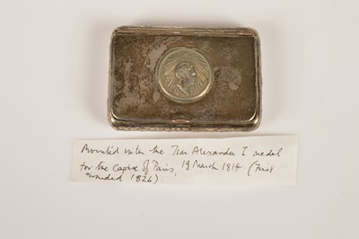 Lot 46 - An Early 19th Century German (?) silver snuff box inset with the Russian Alexander I medal for the "1814 Fall of Paris"
