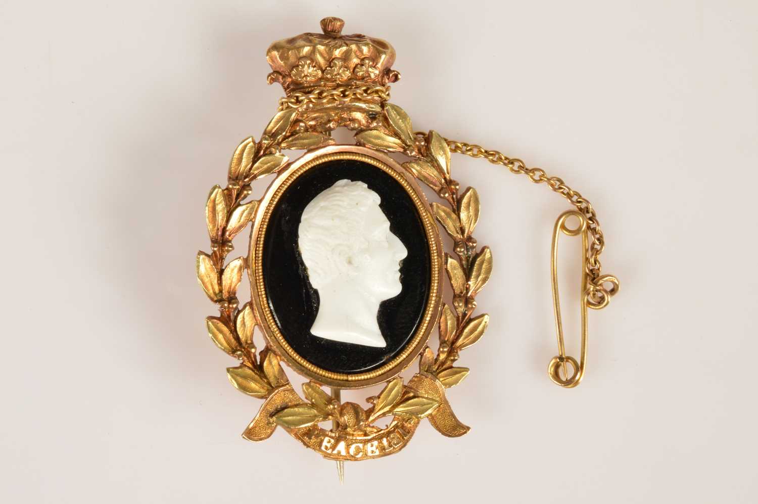 Lot 150 - A Regency era gold brooch from Watier's Fête of 1814 with a Tassie cameo of the Duke of Wellington
