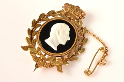 Lot 150 - A Regency era gold brooch from Watier's Fête of 1814 with a Tassie cameo of the Duke of Wellington
