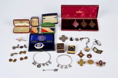 Lot 289 - A collection of Queen Victoria souvenir items