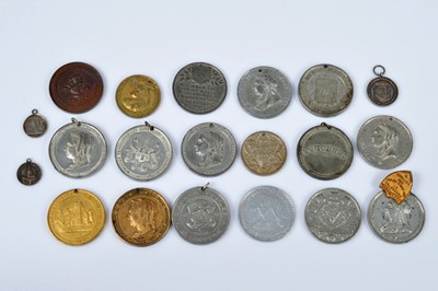 Lot 334 - A group of twenty Queen Victoria Diamond Jubilee Commemorative united Kingdom town medallions