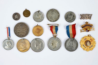 Lot 351 - A collection of fifteen Queen Victoria Diamond Jubilee Medallions