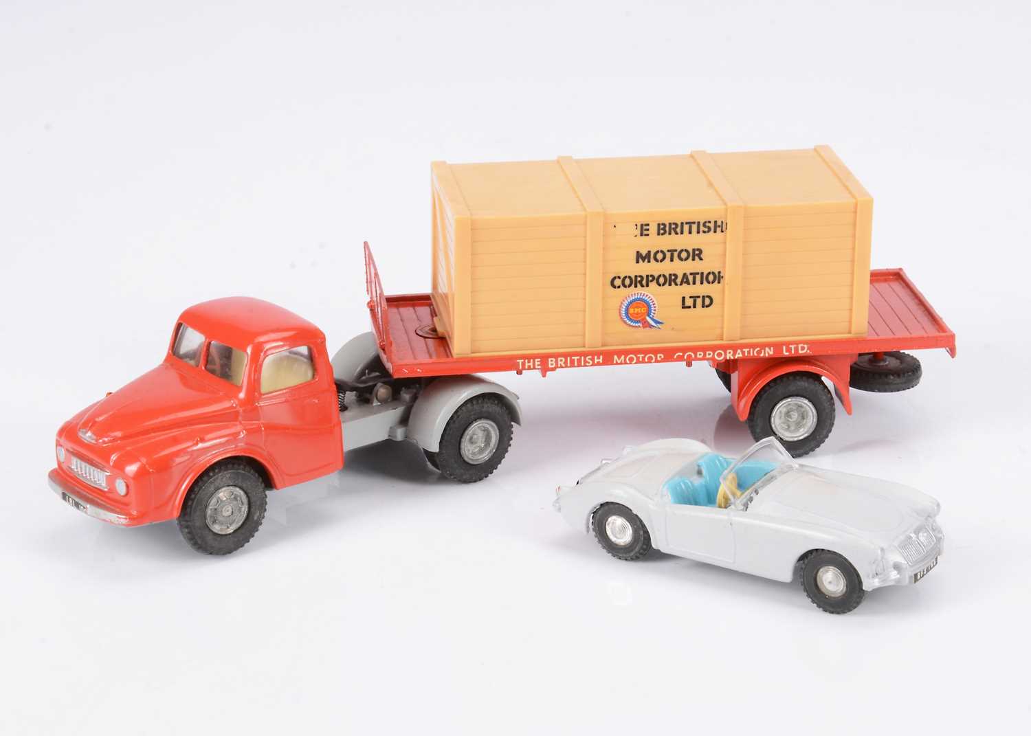 Lot 59 - A Tri-ang Spot-On No.106A/OC Austin Articulated Flatbed Lorry With MGA In Crate