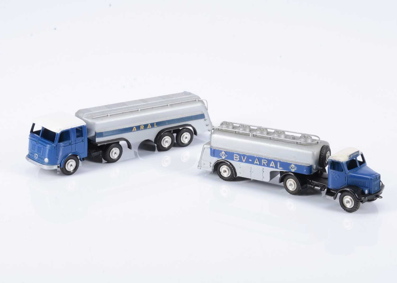Lot 94 - Two Märklin (West Germany) 'ARAL' Petrol Tankers