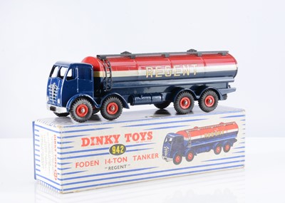 Lot 163 - A Dinky Toys 942 Foden 14-Ton 'Regent' Tanker