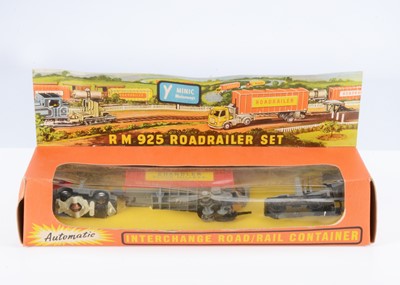 Lot 493 - A Tri-ang Minic Motorways RM925 Roadrailer Set