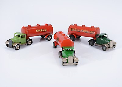 Lot 521 - Tri-ang Minic Tinplate Clockwork 31M Articulated Petrol Tankers