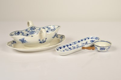 Lot 54 - A Meissen porcelain onion pattern sauce boat 