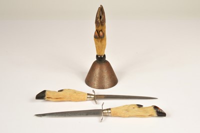 Lot 158 - A pair of Deer hoof mounted table knives