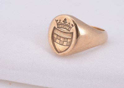 Lot 7 - A 9ct gold gents signet ring