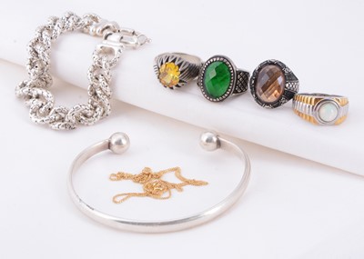 Lot 8 - A selection of silver jewellery