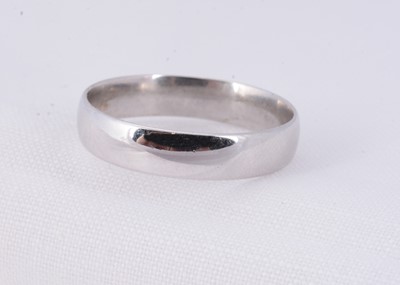 Lot 12 - A 9ct white gold wedding ring