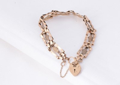 Lot 16 - A 9ct gold gate bracelet