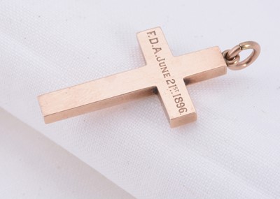 Lot 33 - An antique cross pendant