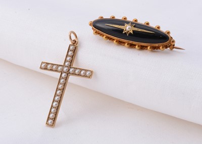 Lot 37 - A 15ct gold & seed pearl cross & onyx mounted mourning brooch