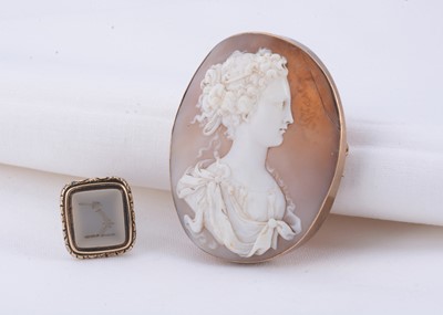 Lot 39 - A 9ct gold mounted cameo brooch & seal fob