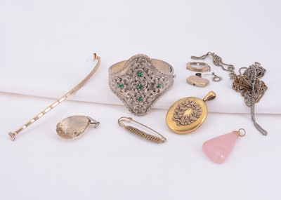 Lot 48 - A collection of jewellery items with large oval locket & ornate floral bracelet