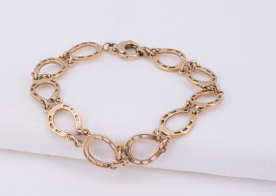 Lot 49 - A 9ct gold horse shoe bracelet