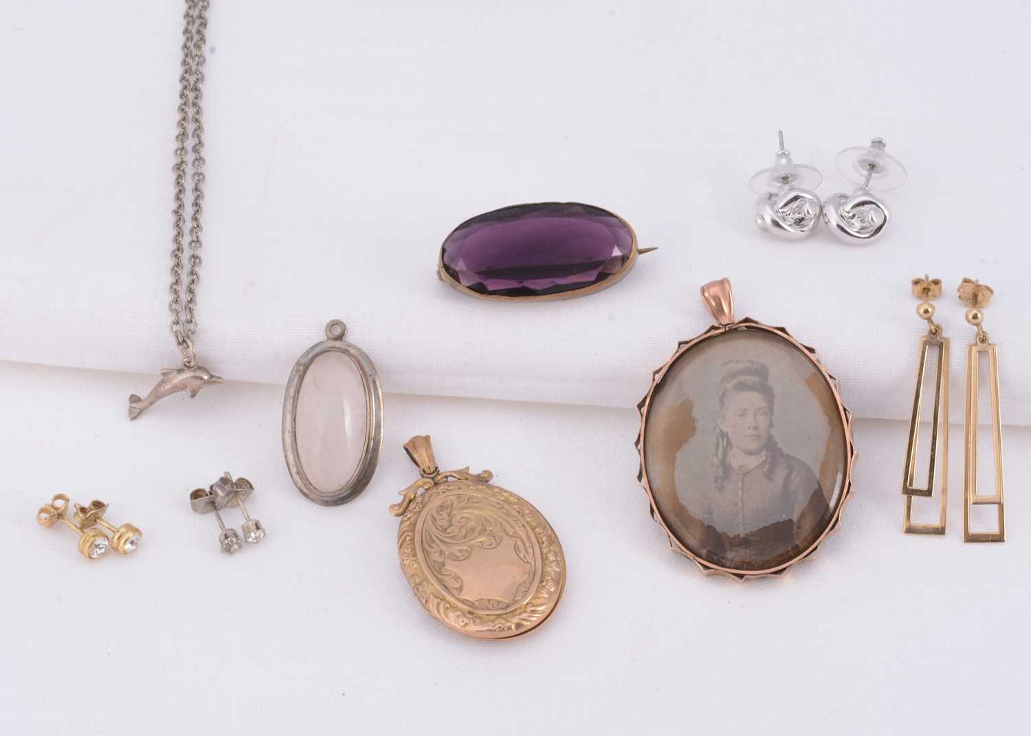Lot 60 - A pair of 9ct earrings & 9 ct framed photo pendant, together with other jewellery items