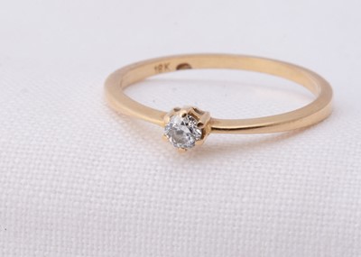 Lot 64 - A 18k gold diamond ring