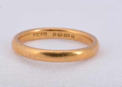 Lot 80 - A 22ct gold weddings band