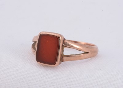 Lot 81 - A 9ct gold cornelian set ring