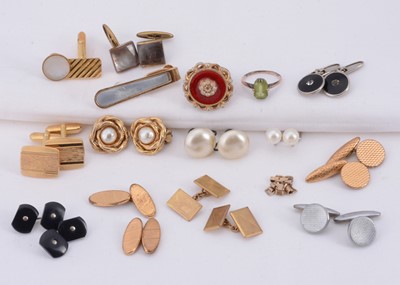 Lot 84 - A 9ct gold green stone dress ring, 9ct gold watch links & costume jewellery