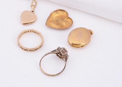 Lot 91 - A 9ct gold heart locket pendant & chain, together with collection of 9ct & yellow metal items