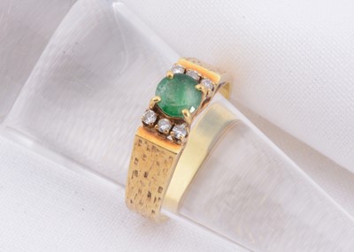 Lot 121 - A 18ct gold emerald & diamond dress ring