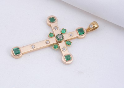 Lot 128 - A large 15ct gold emerald & diamond set cross pendant