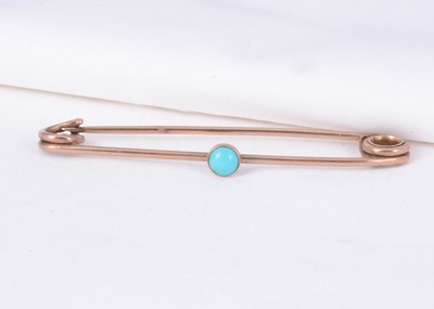 Lot 159 - A yellow metal kilt pin set with turquoise