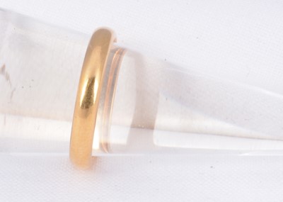 Lot 166 - A 22ct gold wedding band