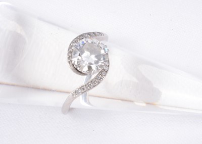 Lot 169 - A platinum diamond solitaire ring