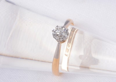 Lot 170 - A 18ct gold diamond solitaire ring