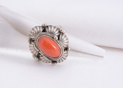 Lot 181 - A coral set poison style ring