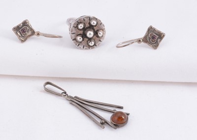 Lot 183 - A target brutalist grain detail ring, pair drop earrings & gem set pendant