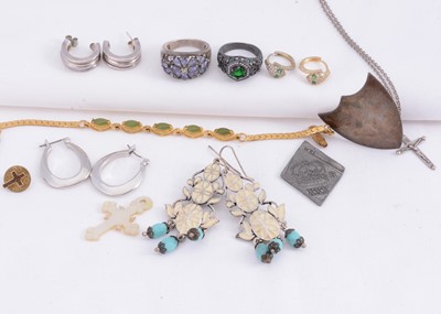 Lot 185 - A collection of silver & costume jewellery, including gem set flower ring & selection of crosses