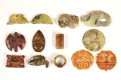 Lot 204 - A collection of 13 hardstone carved items