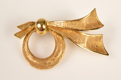 Lot 211 - A 18ct gold wreath loop with ribbon brooch