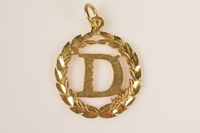 Lot 212 - A 14k gold D initial pendant