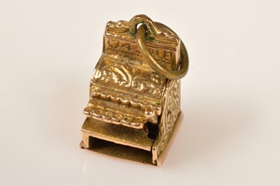 Lot 213 - A 9ct gold cash register charm